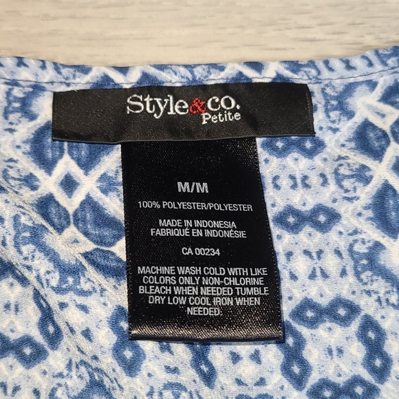 Beautiful designed top with buttons - Picture 1 of 3